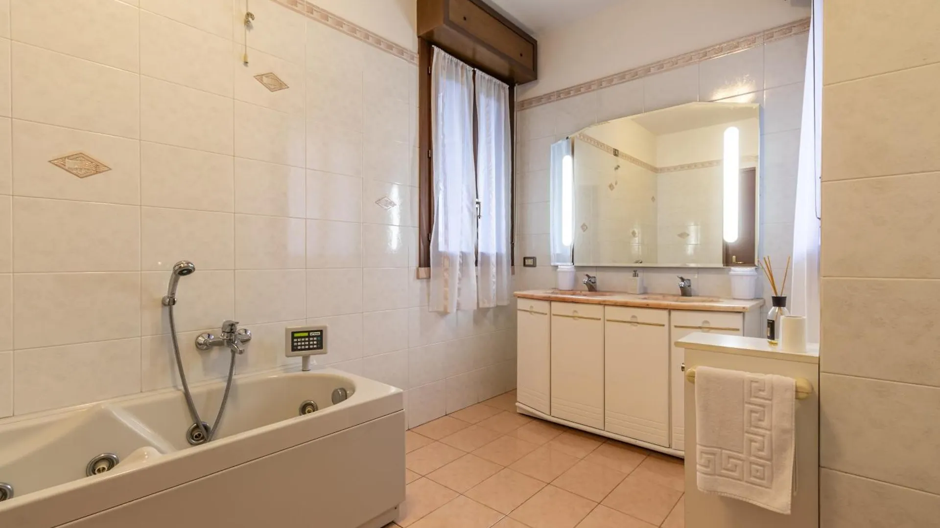 Residenza Capuano - Affitti Brevi Italia Hotel Modena 0*,  Italy